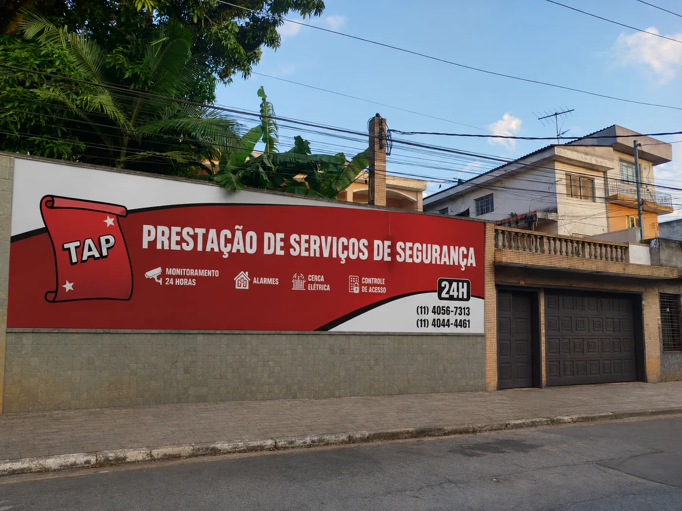 Equipe da central de monitoramento da TAP Serviços em Diadema, SP